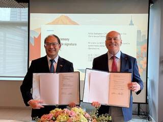 打擊匿名船隻非法活動！　台灣、加拿大簽署「暗船偵知系統MOU」