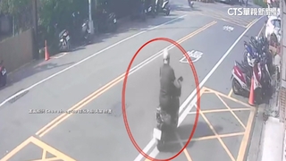 不當管教！　街上狠巴頭　阿公讓5歲孫狂哭追機車