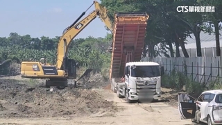 疑砂石業者盜採農地砂石　美濃驚見「大峽谷」.道路坍塌