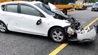 疑超車不慎　轎車急閃撞擊猛翻三圈　車內母子3人受傷