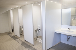 公廁掛勾為何有雙層？ 真正用途曝光　網驚：以為可放很多東西