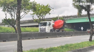 混凝土車龜速被攔要求過磅　司機女警火爆互嗆