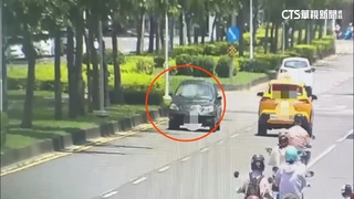 逆向開300米！　警車攔截　74歲駕駛：不熟路況開錯車道