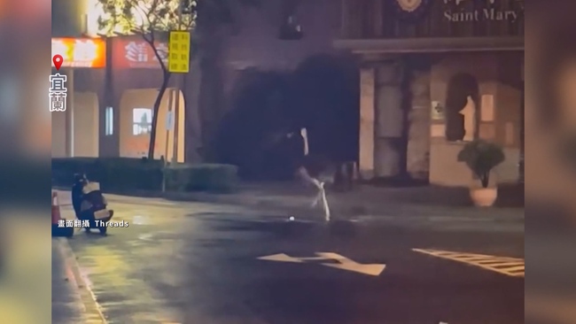 颱風前奇景！　宜蘭驚見「鴕鳥路上狂奔」   網笑翻：換車道沒打方向燈 | 華視新聞