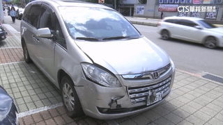 新莊分局外轎車衝上人行道　2行人挨撞1人捲車底