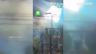 桃園龜山電線空中突爆燃燒！　路人目擊驚慌逃命