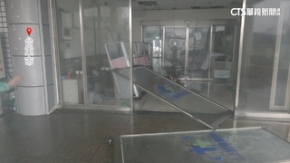 台東風強雨驟！　急診室宛如被轟炸「門倒天花板砸」
