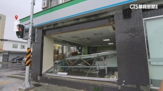 超商不敵強陣風！整片落地窗被吹掉　秒成「開放式」