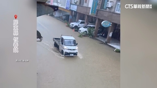 恆春「雨用倒的」馬路變河流　民眾驚：開船還開車？