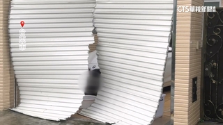 楊柳襲台東！民宅鐵捲門不敵狂風　扭曲變形裂兩半