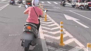 女騎士下橋穿越槽化線直切2車道　網友：駕照雞腿換的？