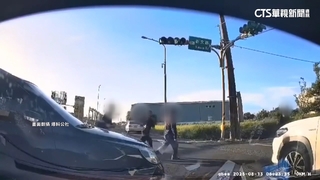 找誰賠償？　闖紅燈車與小客車擦撞　肇事車「全員逃走」