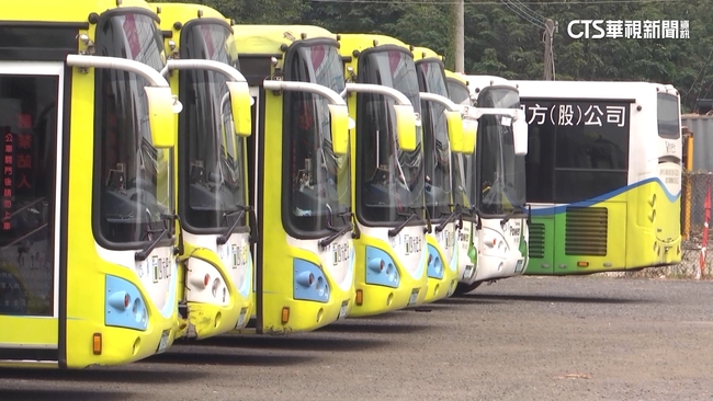 搭客運遇鄰座男「雙腿大開躋身旁」！　網一看爆共鳴：我也遇過 | 華視新聞