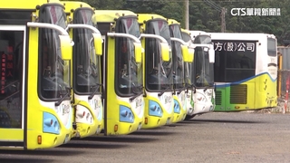 搭客運遇鄰座男「雙腿大開躋身旁」！　網一看爆共鳴：我也遇過