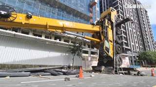 大吊車翻覆「逾50公尺吊臂」倒地　鐵條噴飛擊傷1路人