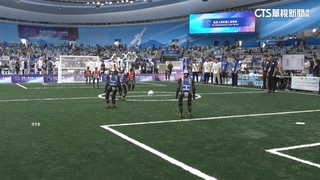 中國機器人運動會開賽狀況多　足球選手撞一團