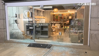 2男持鐵鎚砸門　酒行女老闆遭玻璃劃傷腳