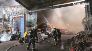 汽車回收場火警竄濃煙　中市府發空污通知「關門窗」