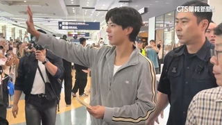 朴寶劍頂超Q捲髮墨鏡抵台　首訪高雄機場擠爆