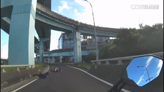 大鎖.抹布丟警！　竊車賊逃竄台65線　自撞栽了