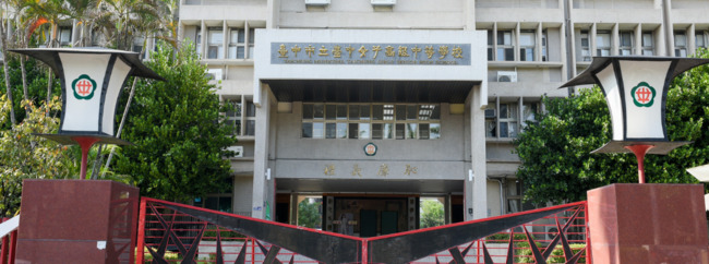 男老師課堂「開黃腔」竟再任班導！學生不滿抗議　台中女中：將調整導師名單 | 華視新聞