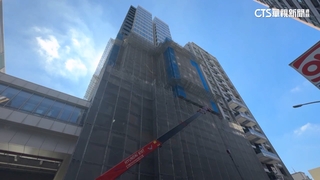 絕命終結站？　工地天降鷹架險砸車　父子差一步受害