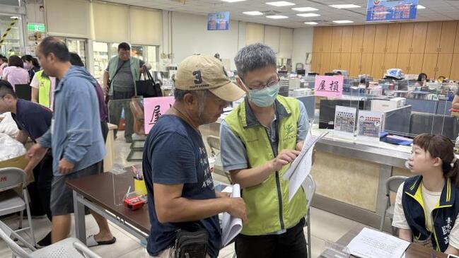 台南災後復原工作量大　黃偉哲宣布：公務員防救災加班費全數核給 | 華視新聞