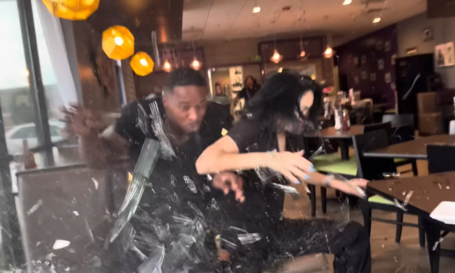 美國網紅餐廳拍片「吃到一半遭汽車撞」　畫面曝光引熱議：不選靠窗位了 | 華視新聞