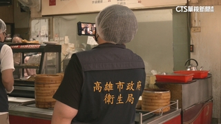 高雄早餐名店食物櫥窗小強爬竄　衛局：依法裁罰