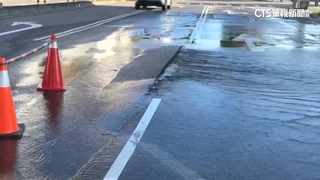 台中自來水管破！　撐破馬路水流滿地　上班時間交管