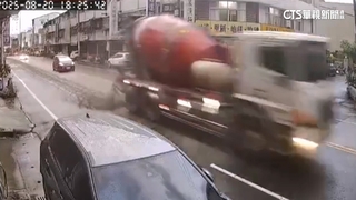 水泥預拌車沿路掉渣700公尺　機車經過打滑險摔
