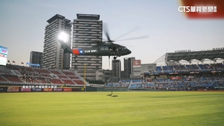 睽違8年！　黑鷹直升機現身桃園球場　特戰兵繩降開球