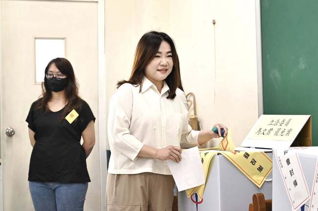 不同意票一路領先　馬文君自行宣布罷免案「未通過」 | 華視新聞