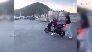 男子騎機車上武嶺　停車場燒胎留「黑色胎痕」