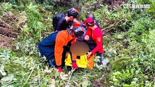 玉山塔塔加下坡失控自撞墜谷　消防垂降救一家4口