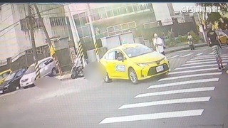 機車闖燈撞小黃！　男騎士無照肇逃　現場獨留後座女亡