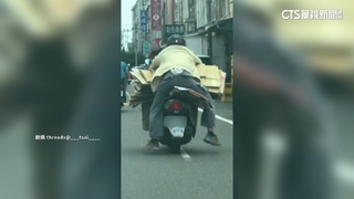 誇張！　騎士疊「超厚紙箱」沿路趴騎　警：依法開罰