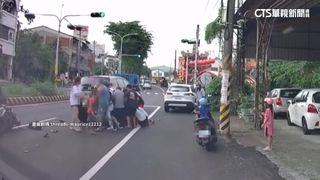 休旅車連環追撞！　機車乘客遭壓車底　10多人抬車救援