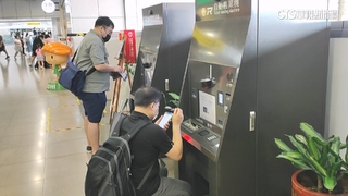 台中火車站「蹲一排買票」　台鐵：是身障機台.將加強標示