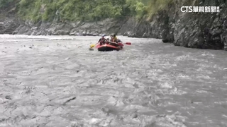 7遊客霧台玩漂漂河「撞山壁翻覆」受困　警消渡溪驚險救援