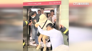 台中大遠百電梯疑電路板故障　19人受困近1小時