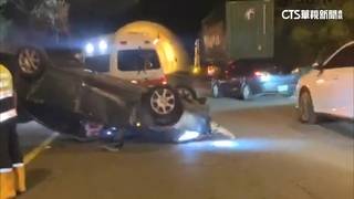 台62線瑞芳段事故！　轎車遭貨櫃車撞翻「四輪朝天」