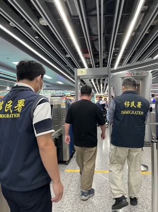 日籍男子持中國國旗拍攝不當言論影片　移民署依法強制驅逐出國