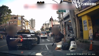騎士「卡汽車格占位」與駕駛爆口角　警：最高罰1200元