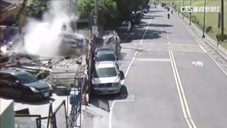 捷運環狀線工安意外！疑地質鬆軟吊車翻覆　猛砸2車2人傷