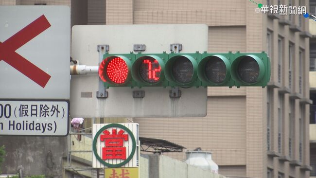 駕駛等紅燈「1舉動」好討厭！　一票苦主嗆：腳麻症患者？ | 華視新聞