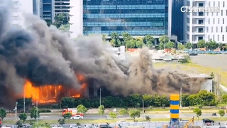 濃煙竄天！　桃園龜山樣品屋大面積陷火海　消防灌救