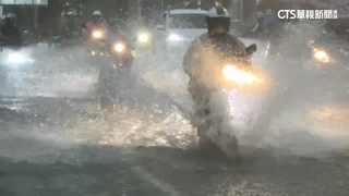 對流發威！高雄市區降大雨颳強風　市區多處積淹水