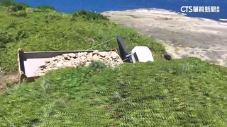 小客車逆向！跨越雙黃線對撞砂石車　致1死1傷