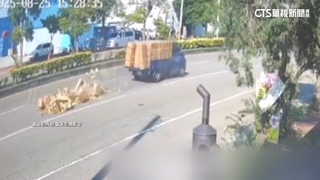 金紙掉滿路！檳榔攤老闆娘冒險撿　司機恐罰1.8萬